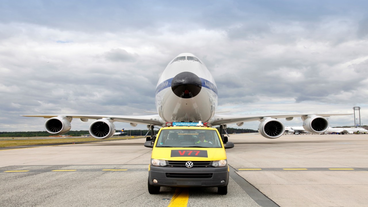 Follow Me vor Flugzeug