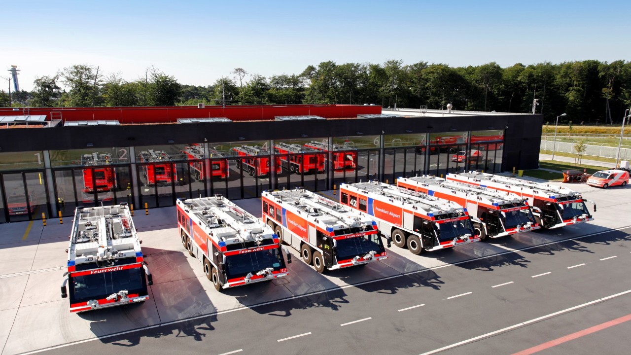 Löschfahrzeuge vor einer Feuerwache